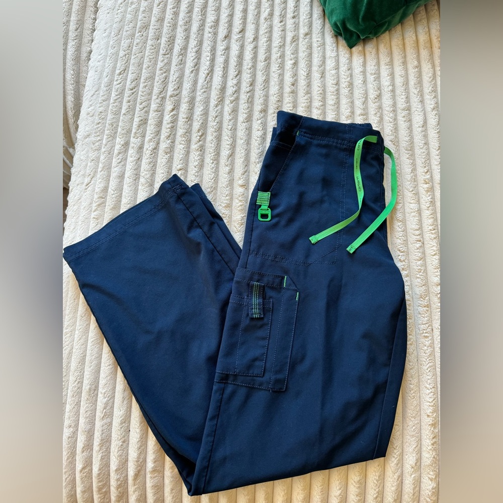 Navy blue Carhartt scrubs - small